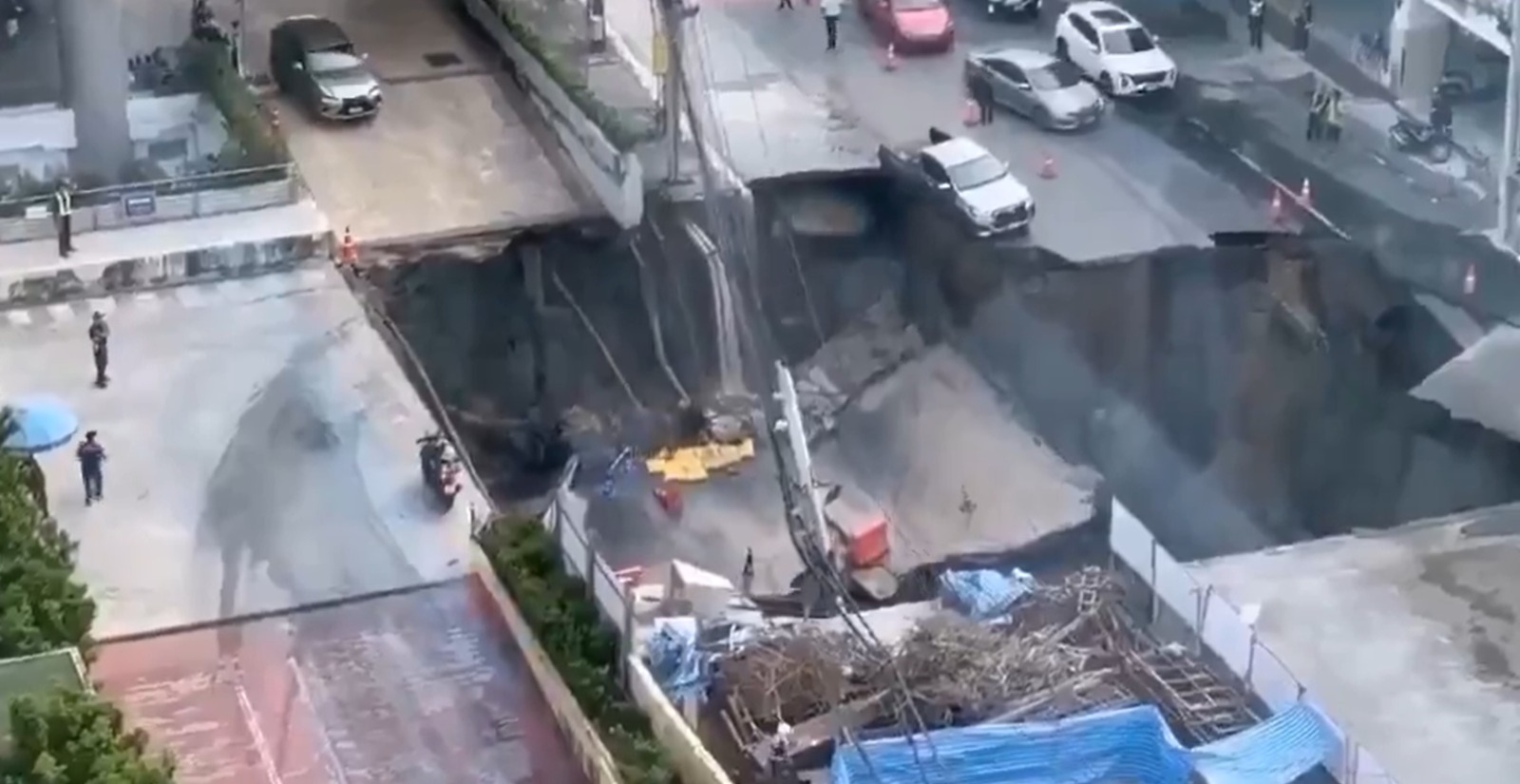 Sebuah lubang runtuhan raksasa terjadi di Jalan Samsen, tepat di depan Rumah Sakit Vajira (Wachiraphayaban), distrik Dusit, Bangkok, pada Rabu (24/9). (X@Narasi)